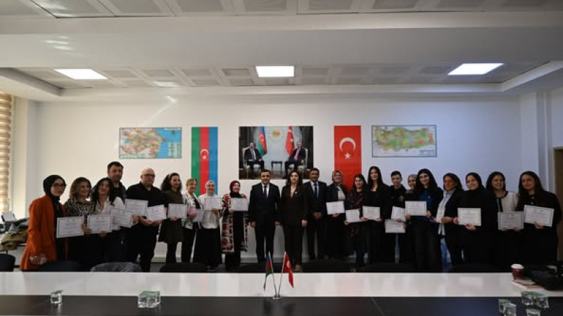 AZERBAYCAN TÜRKÇESİ KURSİYERLERİ SERTİFİKALARINI ALDI.